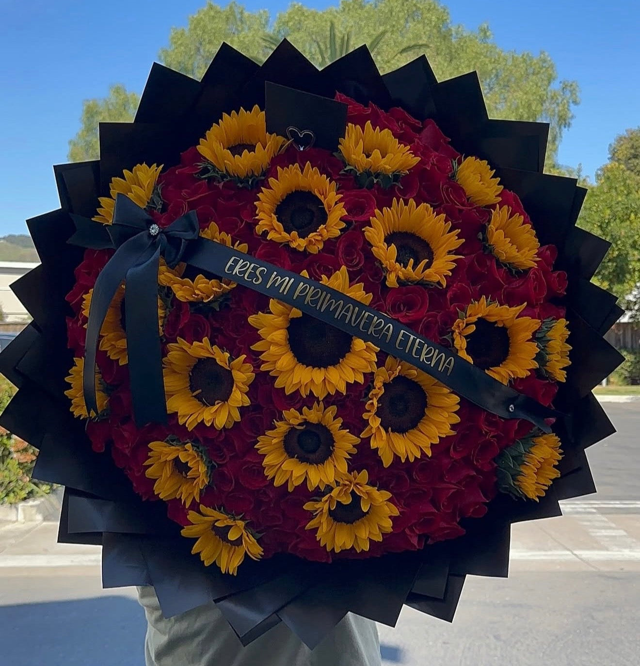 200 Roses with Sunflowers Bouquet 🌻